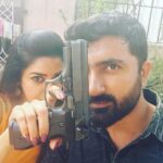 Chaya Singh Instagram - There is always something behind those stern looks...... mischief🤪 #run #runserial #suntv #vikatan #behindthescenes #onthesets #couplegoals #goffy #fun