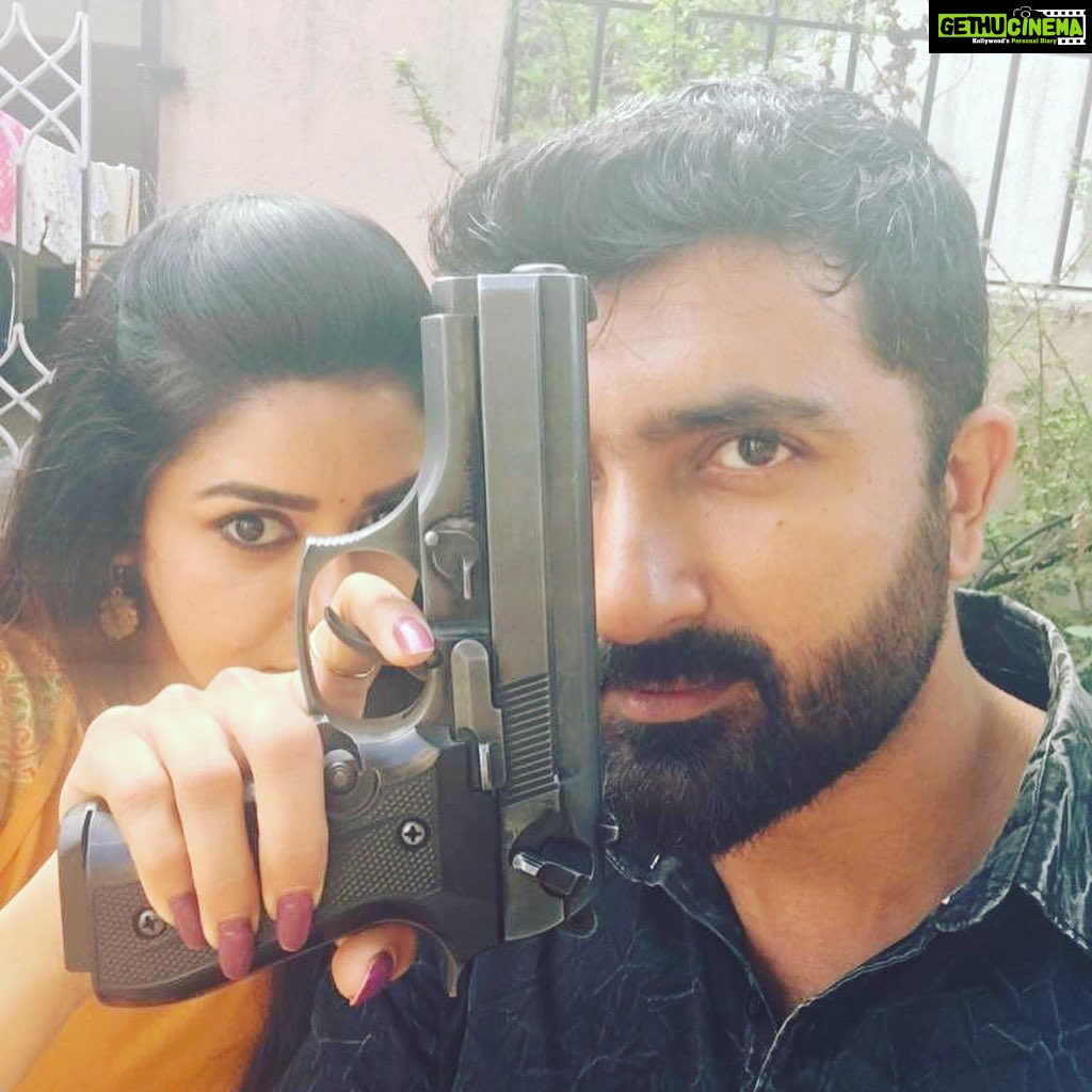 Chaya Singh Instagram - There is always something behind those stern looks...... mischief🤪 #run #runserial #suntv #vikatan #behindthescenes #onthesets #couplegoals #goffy #fun