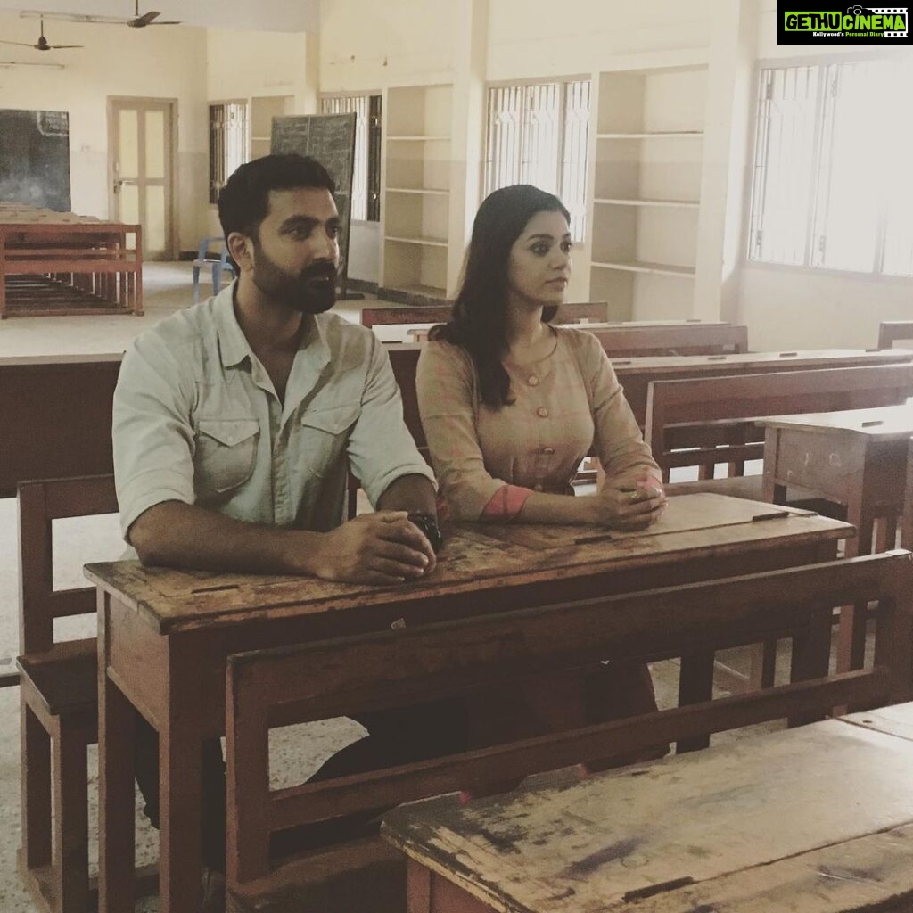 Chaya Singh Instagram - During class,sitting beside ur crush 😇pretending to be attentive😉 #backtoschool #classroom #crush #suntv #suntvserial #run #runserial #inbetweenshots #shootingspot #vikatan