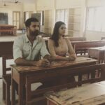 Chaya Singh Instagram - During class,sitting beside ur crush 😇pretending to be attentive😉 #backtoschool #classroom #crush #suntv #suntvserial #run #runserial #inbetweenshots #shootingspot #vikatan