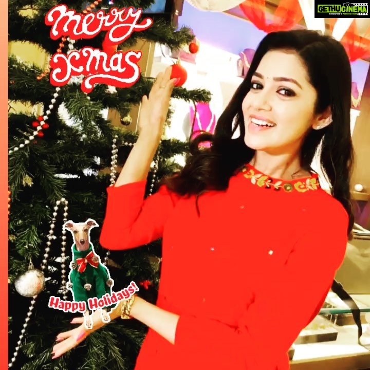 Chaya Singh Instagram - Let the holidays begin🎉 merry Christmas #christmastree #christmas #holiday #fun #celebration #sociallysun #udayatv