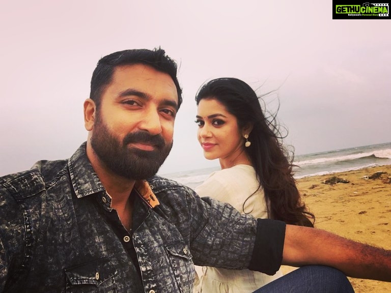 Chaya Singh Instagram - I love u not for wat u r, but wat I am wen I am with u🤗 #love #couplegoals #throwback #beach #chill #breeze #together