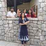 Chaya Singh Instagram - Few people light up ur day, my reel family are among them🤗 #run #runserial #suntv #suntvserial #vikatan #inbetweenshots #shootingspot #onthesets #family #sunkudumbam