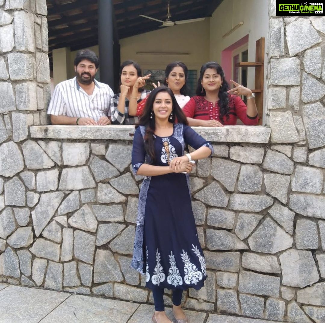 Chaya Singh Instagram - Few people light up ur day, my reel family are among them🤗 #run #runserial #suntv #suntvserial #vikatan #inbetweenshots #shootingspot #onthesets #family #sunkudumbam