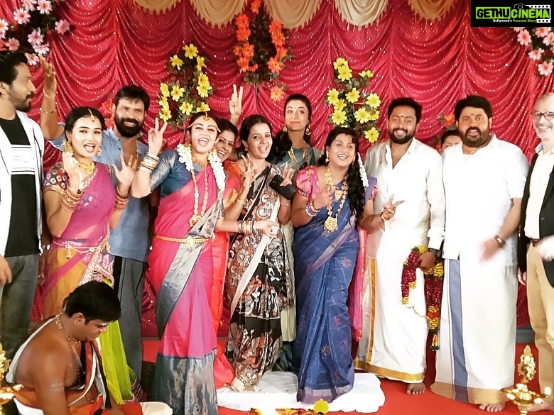Chaya Singh Instagram - Yellarum sendha ore kondatam💃🏻 run kudumbam🤗 shakti ye romba miss panno 😭 #run #runserial #suntvserial #suntv #family #celebration #together #fun