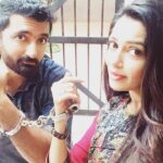 Chaya Singh Instagram - Arrested for life😉 lovebird kaidis #arrested #couplegoals #kaidi #lovebird #ontheset #runserial #suntvserial #vikatan