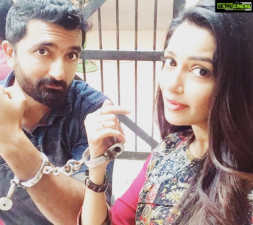 Chaya Singh Instagram - Arrested for life😉 lovebird kaidis #arrested #couplegoals #kaidi #lovebird #ontheset #runserial #suntvserial #vikatan