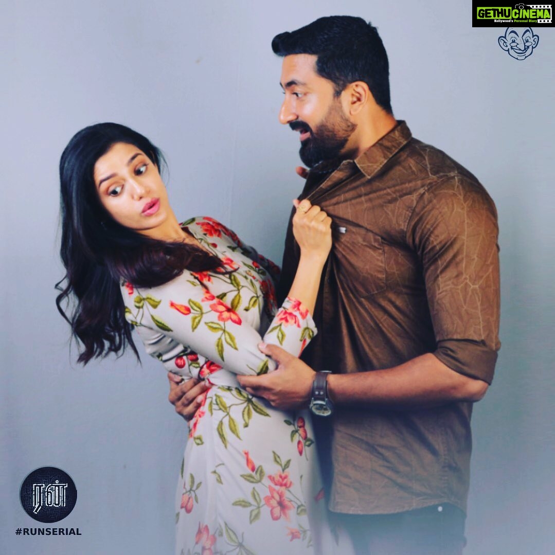 Chaya Singh Instagram - Caption this pic guys #run #runserial #suntv #suntvserial #vikatan #vikatantv #caption #realcouples