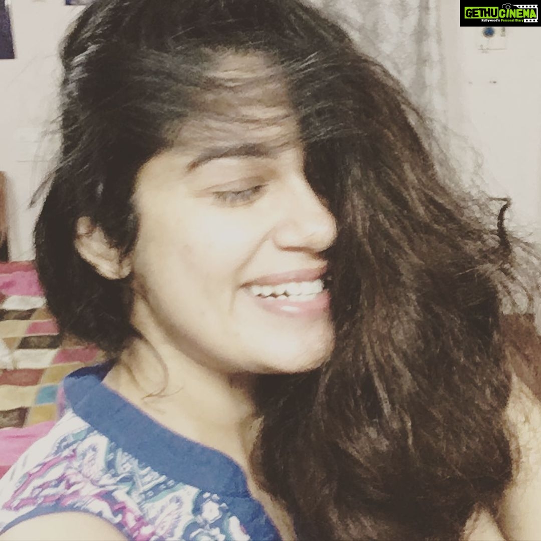 Chaya Singh Instagram - Am gonna miss u🥺...my frizzy hair🤪 #frizzyhair #frizzyhairdontcare #loveyourself #beautiful #missu