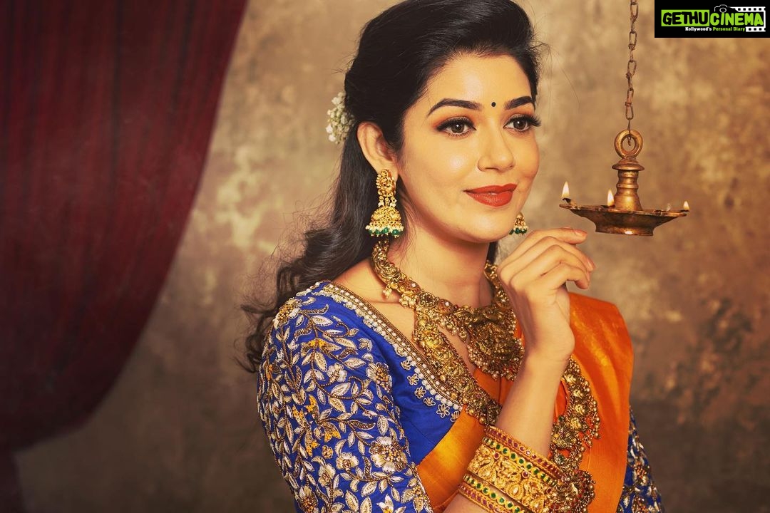Chaya Singh Instagram - Happy Karthigai Deepam everyone Makeup: @rithuzmakeupartistry Photography: @iamvigneshjayakumar Blouse: @anikshya_bridal_designers Saree: @anikshayasarees Jewels: @vivahbridalcollections Studio: @million_dollar_studios