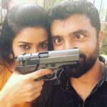 Chaya Singh Instagram - There is always something behind those stern looks...... mischief🤪 #run #runserial #suntv #vikatan #behindthescenes #onthesets #couplegoals #goffy #fun