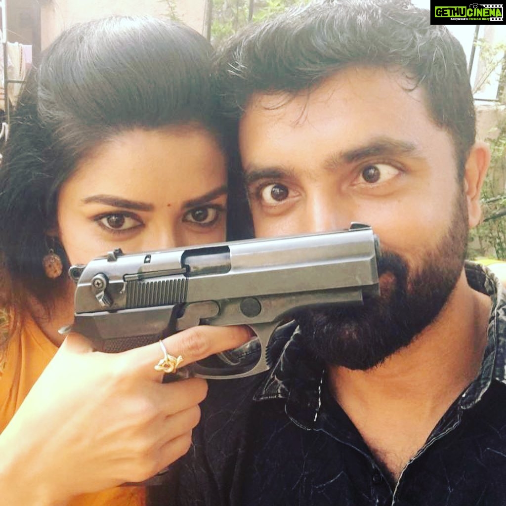 Chaya Singh Instagram - There is always something behind those stern looks...... mischief🤪 #run #runserial #suntv #vikatan #behindthescenes #onthesets #couplegoals #goffy #fun