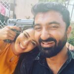 Chaya Singh Instagram - There is always something behind those stern looks...... mischief🤪 #run #runserial #suntv #vikatan #behindthescenes #onthesets #couplegoals #goffy #fun