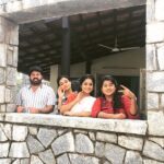 Chaya Singh Instagram - Few people light up ur day, my reel family are among them🤗 #run #runserial #suntv #suntvserial #vikatan #inbetweenshots #shootingspot #onthesets #family #sunkudumbam