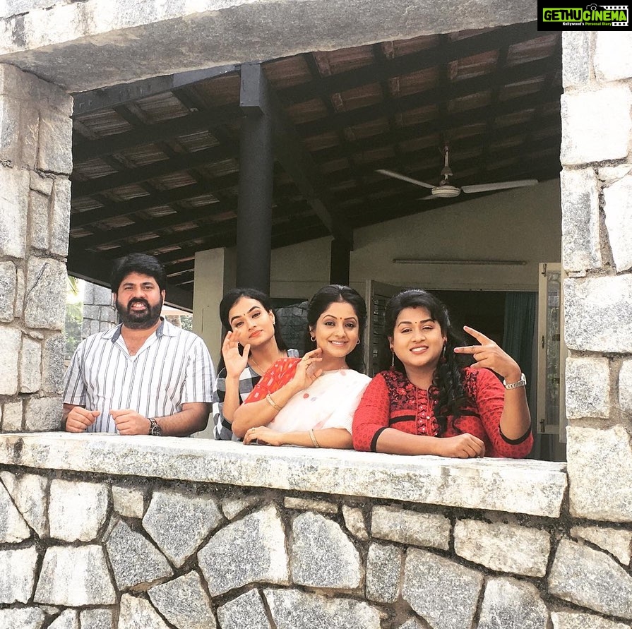 Chaya Singh Instagram - Few people light up ur day, my reel family are among them🤗 #run #runserial #suntv #suntvserial #vikatan #inbetweenshots #shootingspot #onthesets #family #sunkudumbam