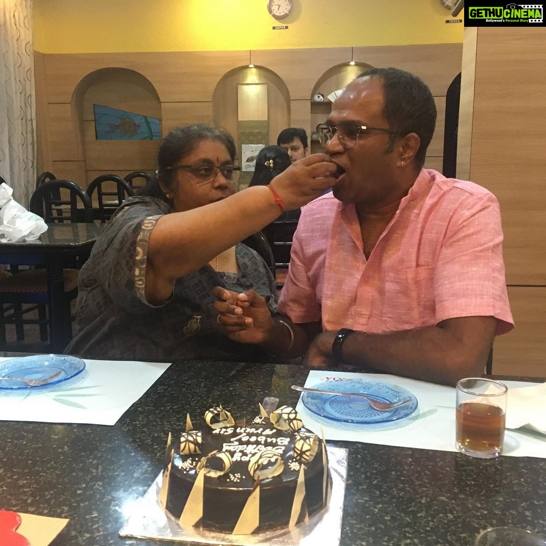 Chaya Singh Instagram - Celebrations doubles wen ur with family, extended birthday wishes to @arunmanipalani #dop #of Ananthapurathveed, #satya #family #friend #cinematographer Dahlia