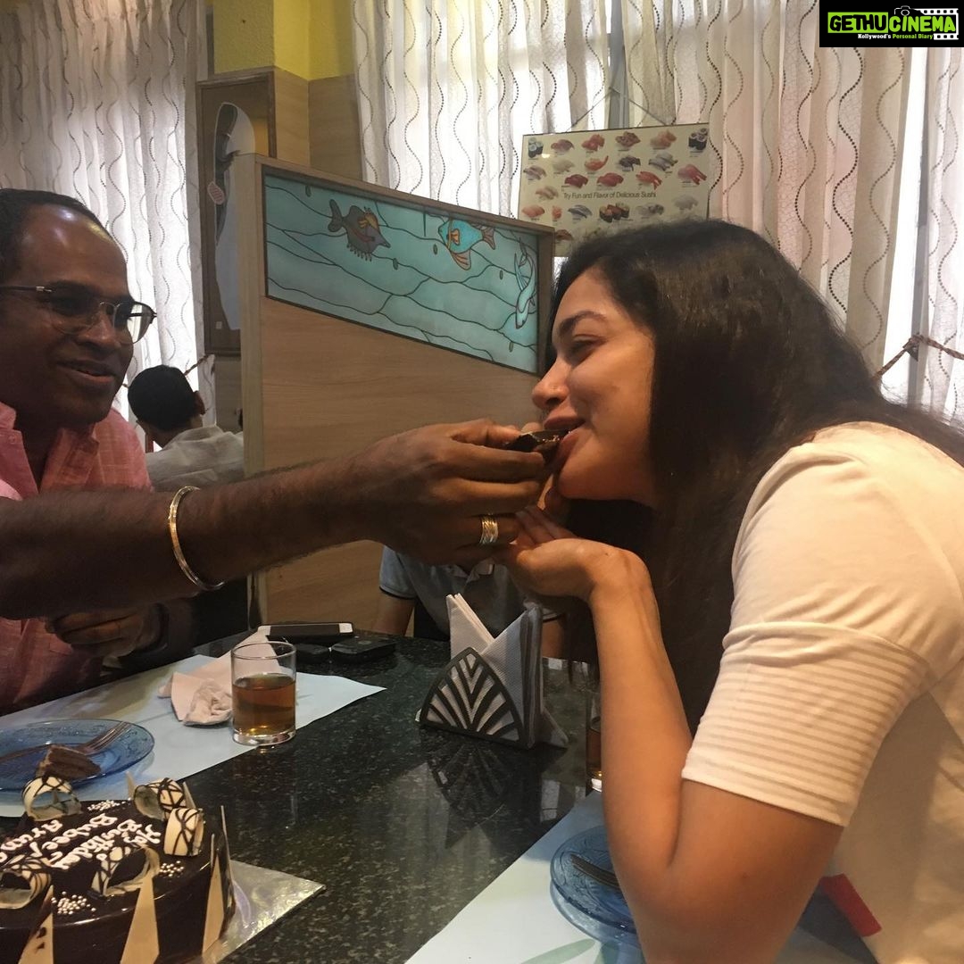 Chaya Singh Instagram - Celebrations doubles wen ur with family, extended birthday wishes to @arunmanipalani #dop #of Ananthapurathveed, #satya #family #friend #cinematographer Dahlia