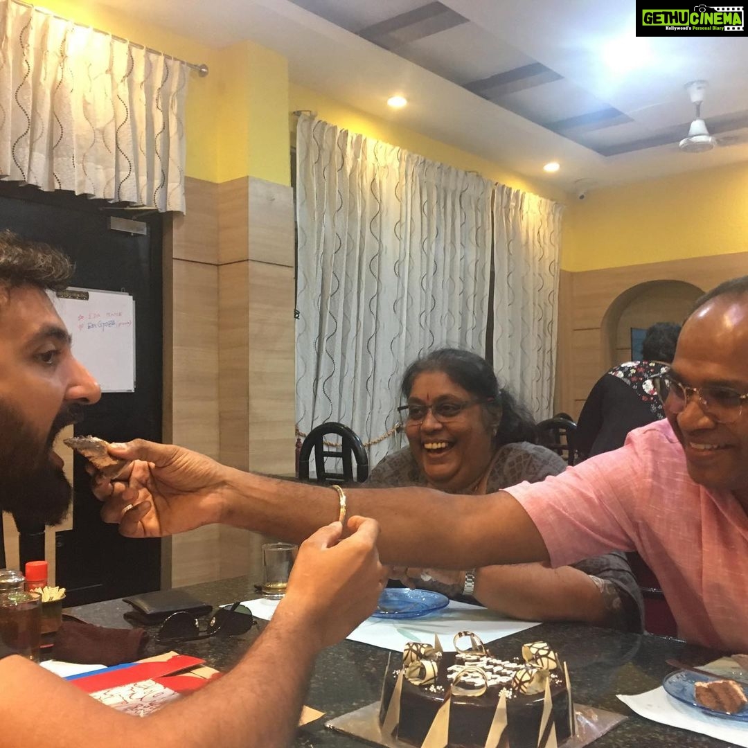 Chaya Singh Instagram - Celebrations doubles wen ur with family, extended birthday wishes to @arunmanipalani #dop #of Ananthapurathveed, #satya #family #friend #cinematographer Dahlia