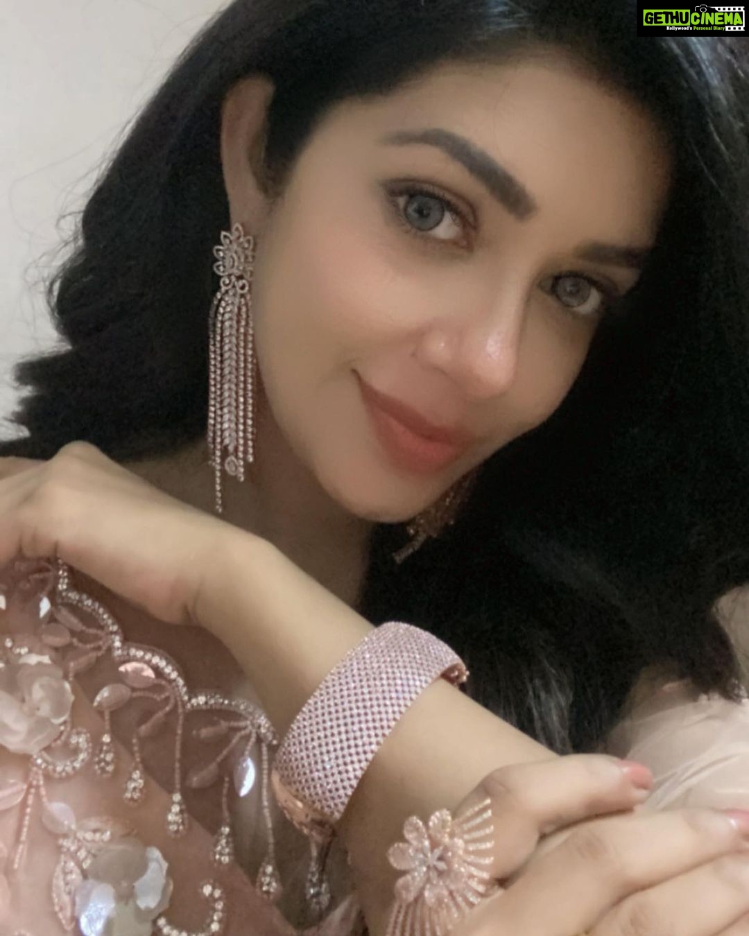 Chaya Singh Instagram - Sparkle brilliantly and shine brightly β¨πβ¨ Jewellery: @fineshinejewels #weekendvibes #picoftheday #picoftheweek #fashion #jewellery #nudeshades #pastelcolors #actress #modeling #collaboration #redcarpetfashion #eventready #sunkudumbamviruthugal2022