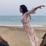 Chaya Singh Instagram - What a catch😜”isn’t she”😍🤩 #couplegoals #realcouple #togetherforever #trending #trendingreels #trendingsongs #beachreels #beachfun #bythesea #whatacatch