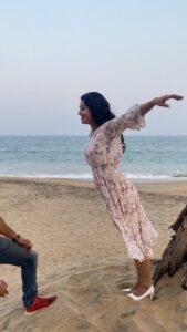 Chaya Singh Instagram - What a catch😜”isn’t she”😍🤩

#couplegoals #realcouple #togetherforever 
#trending #trendingreels #trendingsongs #beachreels #beachfun #bythesea 
#whatacatch