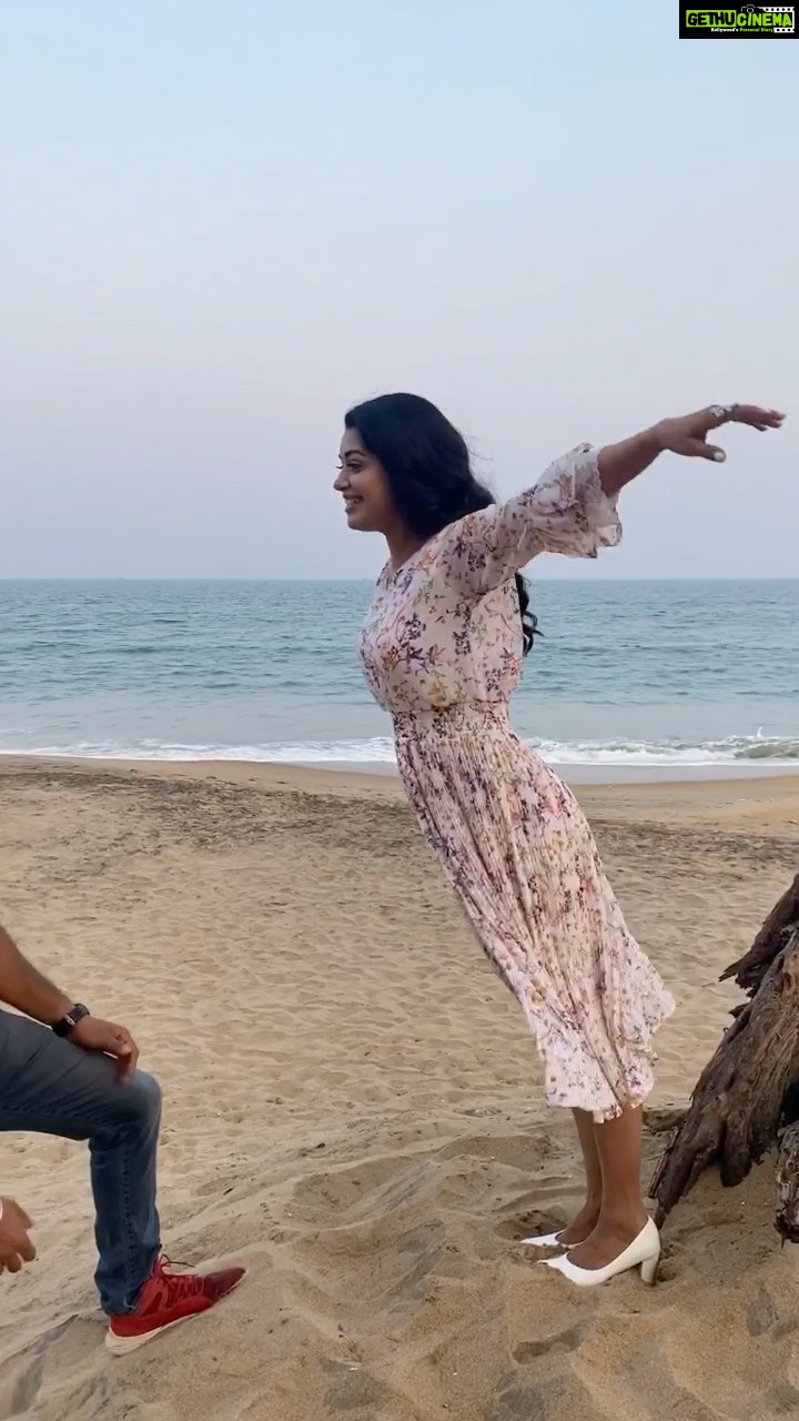 Chaya Singh Instagram - What a catch😜”isn’t she”😍🤩 #couplegoals #realcouple #togetherforever #trending #trendingreels #trendingsongs #beachreels #beachfun #bythesea #whatacatch