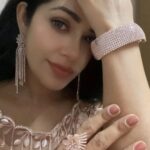Chaya Singh Instagram - Sparkle brilliantly and shine brightly ✨🌟✨ Jewellery: @fineshinejewels #weekendvibes #picoftheday #picoftheweek #fashion #jewellery #nudeshades #pastelcolors #actress #modeling #collaboration #redcarpetfashion #eventready #sunkudumbamviruthugal2022