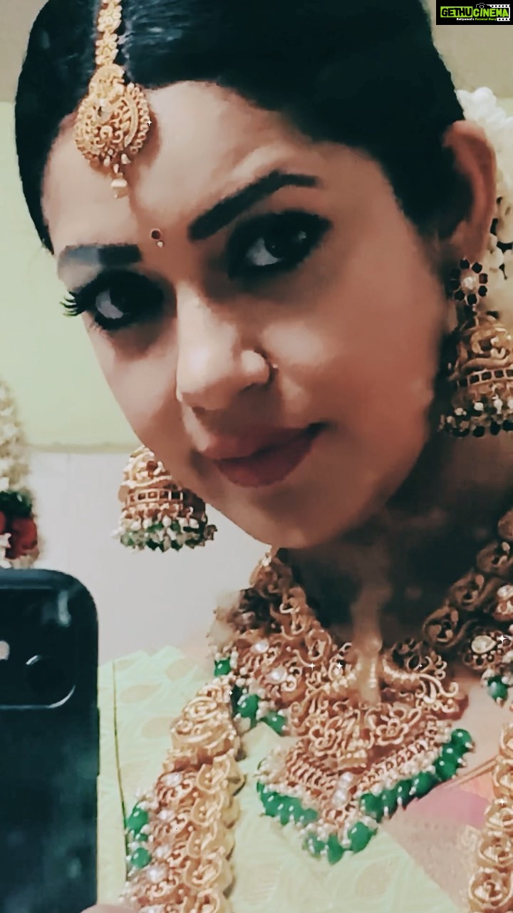Chaya Singh Instagram - R20 You are in love , wen look in the mirror n smile to yourself💚💖 @iamkrishna1881 @fineshinejewels @nithiyamogli @rafiullah78 @maddinagiribabu #bride #photography #actress #trending #reels #fyp #duetwithme #lovemyjob