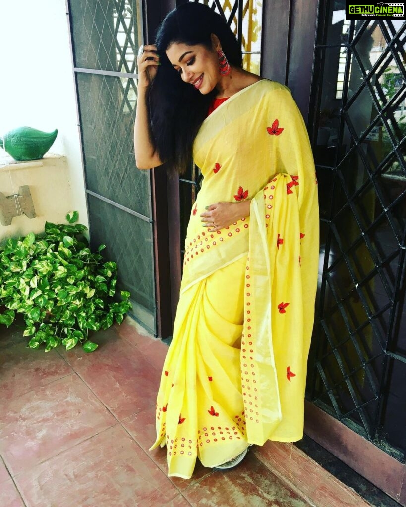Chaya Singh Instagram - 🌼 Saree: @house_of_swaroopa Pic: @iamkrishna1881 #collaboration #mondaymood #fashion #ootd #ethnic