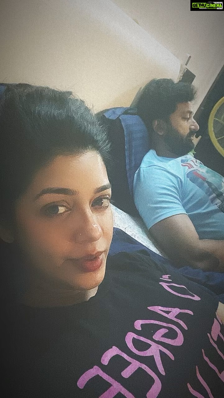 Chaya Singh Instagram - R18 His expression 🙈😆😆🤗Love you loadssssss Ji 😘😘😘😘 #couplegoals #reelcouple #realcouple #trending #reels #funnyreels #beforebed