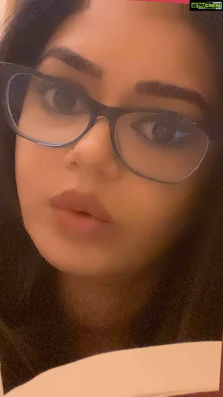 Chaya Singh Instagram - From drafts Reading v/s reading aloud @iamkrishna1881 if we are asked to read aloud🫣😅 #timepass #reels #slowreader #funny #