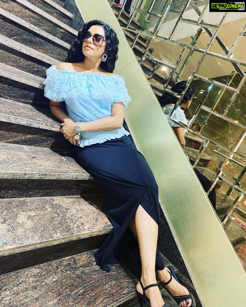 Chaya Singh Instagram - Stress doesn’t really go with my outfit😅 #ranjana #pooveunakkaga #suntv #style #chill #bts #clicked