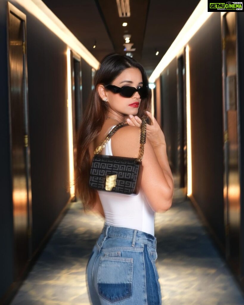 Chetna Pande Instagram - They say don't look back, but sometimes it's important to see how far you've come🫰🏻 .. ok bye 👋 next level 🆙 #denim #basic #denimlook #fashion Dubai UAE