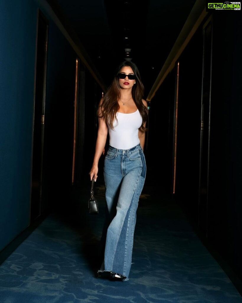 Chetna Pande Instagram - They say don't look back, but sometimes it's important to see how far you've come🫰🏻 .. ok bye 👋 next level 🆙 #denim #basic #denimlook #fashion Dubai UAE