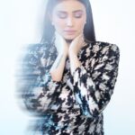 Daisy Shah Instagram - Blurry is beautiful 🫰🏻 . . . @makeupbyvinod @parvez_official19 @wabisabistyl @milsilaccessories @krishi1606 📸: @rk_fotografo . . . #favpics