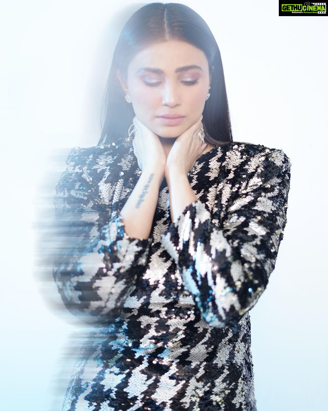 Daisy Shah Instagram - Blurry is beautiful 🫰🏻 . . . @makeupbyvinod @parvez_official19 @wabisabistyl @milsilaccessories @krishi1606 📸: @rk_fotografo . . . #favpics