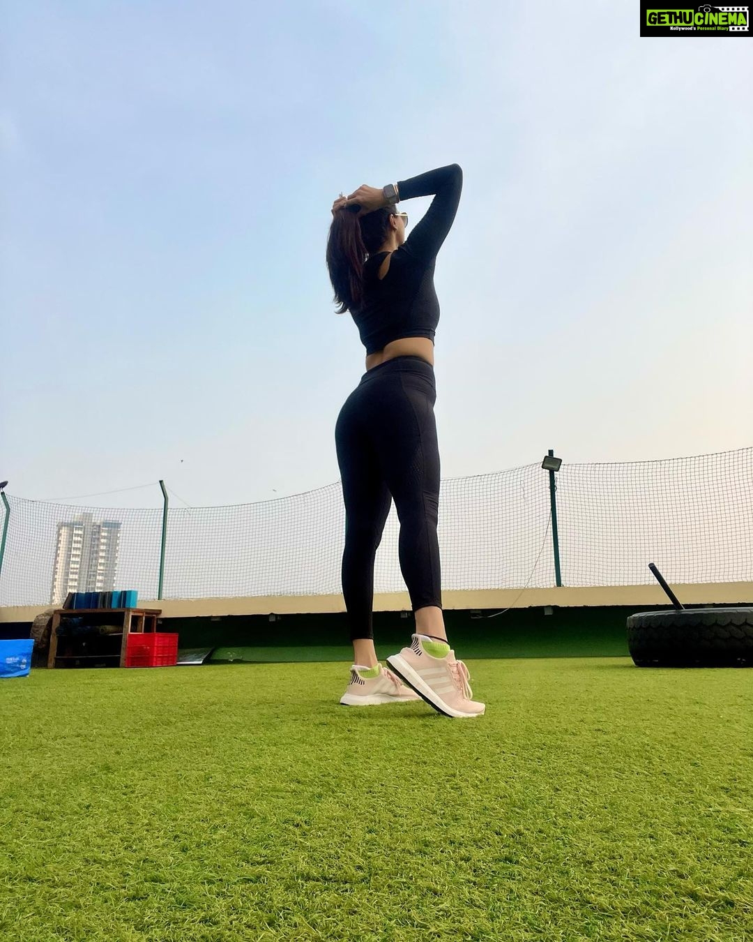 Daisy Shah Instagram - Swipe 👈🏻 #fridaymorning