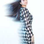 Daisy Shah Instagram - Blurry is beautiful 🫰🏻 . . . @makeupbyvinod @parvez_official19 @wabisabistyl @milsilaccessories @krishi1606 📸: @rk_fotografo . . . #favpics
