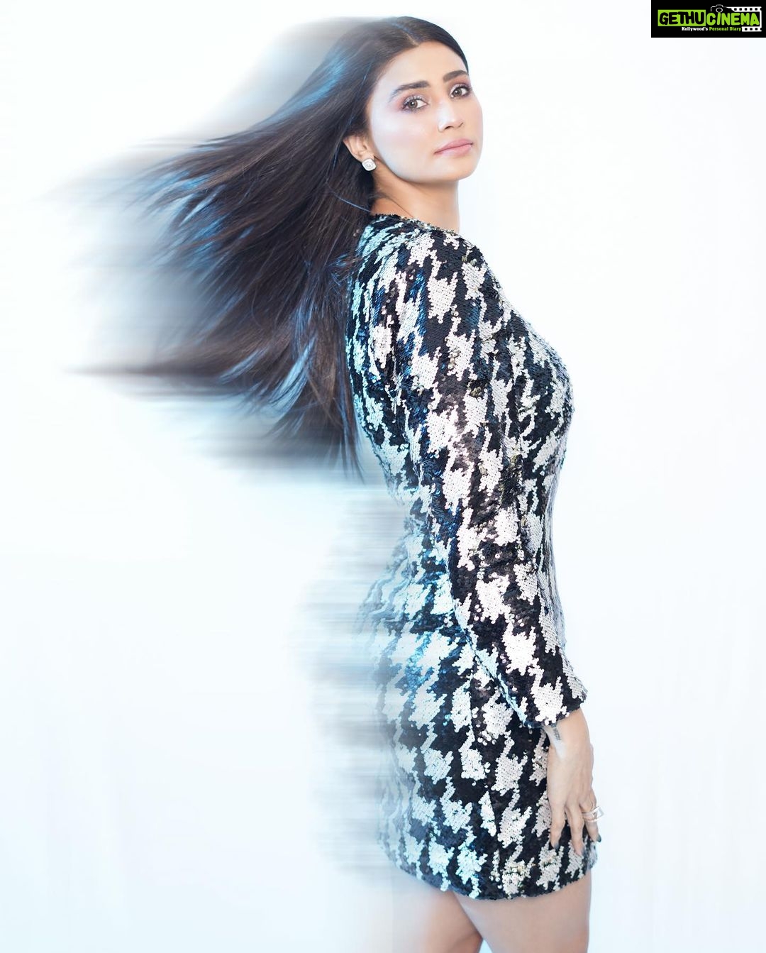 Daisy Shah Instagram - Blurry is beautiful 🫰🏻 . . . @makeupbyvinod @parvez_official19 @wabisabistyl @milsilaccessories @krishi1606 📸: @rk_fotografo . . . #favpics