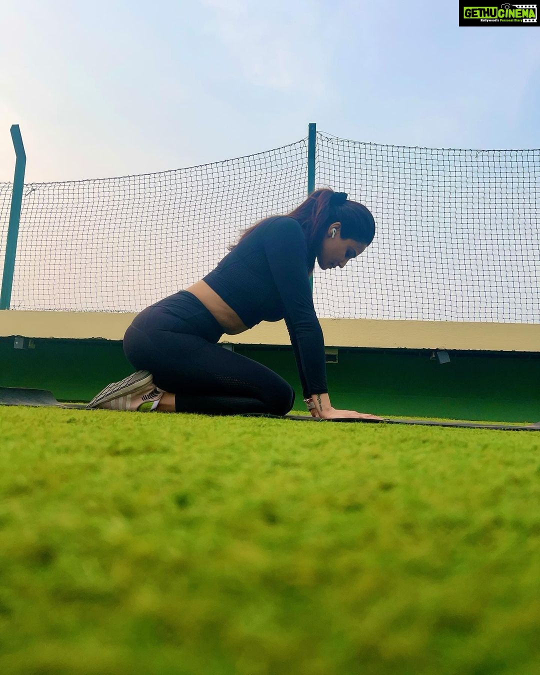 Daisy Shah Instagram - Swipe 👈🏻 #fridaymorning