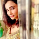 Daisy Shah Instagram - Hella heart eyes for you! . . . Ty for this pic @thenitinmirani 💛 . . . #friendswithskills P.s: it’s just a caption.