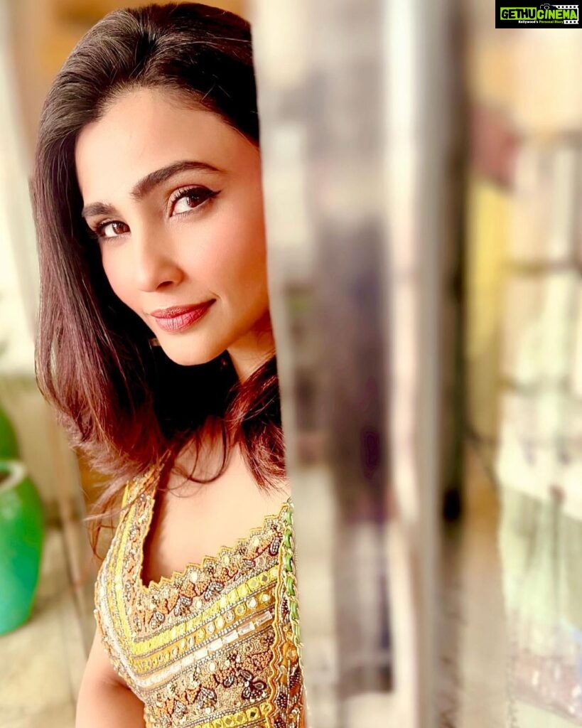 Daisy Shah Instagram - Hella heart eyes for you! . . . Ty for this pic @thenitinmirani 💛 . . . #friendswithskills P.s: it’s just a caption.