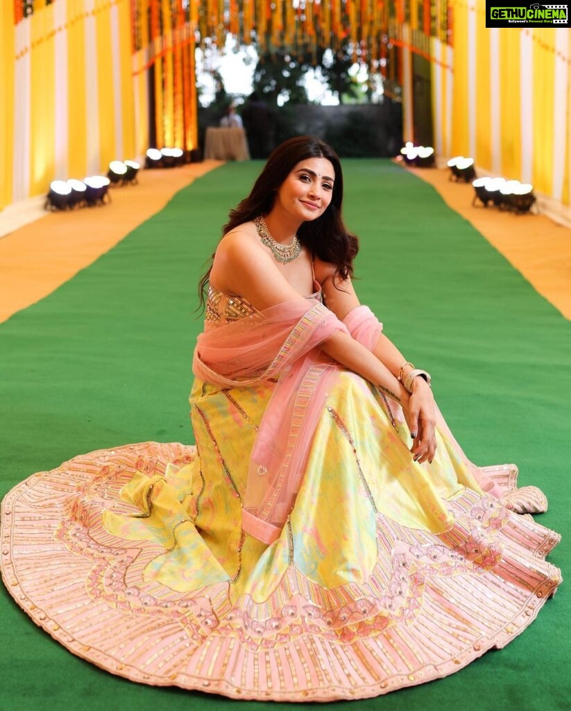Daisy Shah Instagram - 💛 . . . Wearing: @laxmishriali 💎: @pinklanebyrashi Styled by: @trishadjani 📸: @framefuchsiaphotography . . . #sanchgothiswali