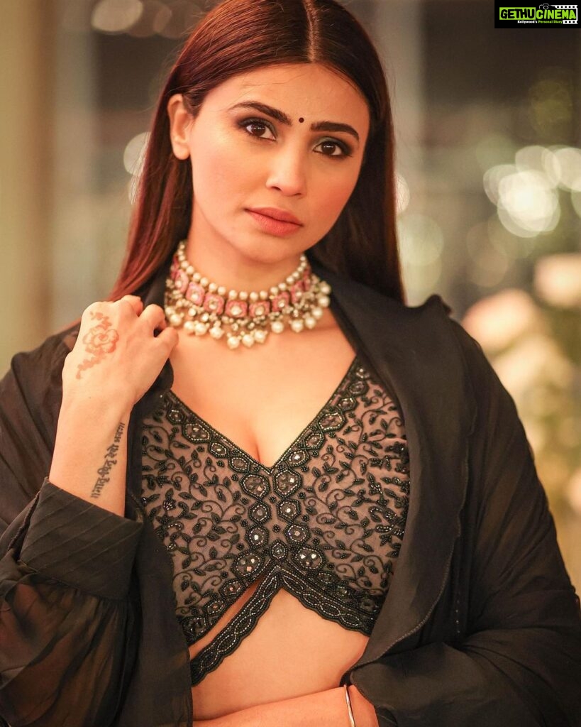 Daisy Shah Instagram - You wanted 🔥? My specialty is 🧊 . . . Outfit: @awignaofficial Choker: @meraki.mumbai Styled by: @trishadjani 📸: @framefuchsiaphotography