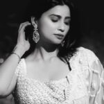 Daisy Shah Instagram - Came for the couple, stayed for the cake. 🧁 . . . Outfit: @nitikagujralofficial Earrings: @shesaidyes.plv_jewellery Potli: @quirkytalesbyrima Mua: @ankkit.malik Hair: @abdul_hairstylist Styled by: @trishadjani 📸: @framefuchsiaphotography . . . #shaadiseason #sanchgothiswali Delhi, India