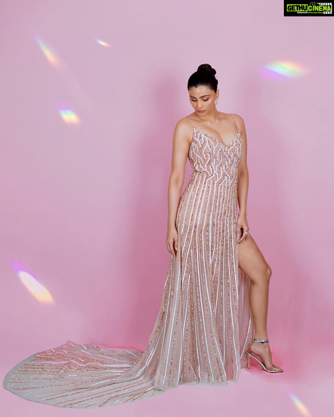 Daisy Shah Instagram - Peaches and cream with a hint of pink π . . . MUA: @makeupbyvinod Hair: @jeetihairtstylist Outfit: @masumimewawallaofficial Earring: @darshanaasanjanaajewellers π: @hybajewels π : @callitspring Styled by: @trishadjani πΈ: @rk_fotografo . . . #filmfare2023 #latepost