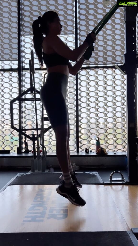 Daisy Shah Instagram - Jumping into the week be like #legday #reelitfeelit 🎥 courtesy: @sr07official