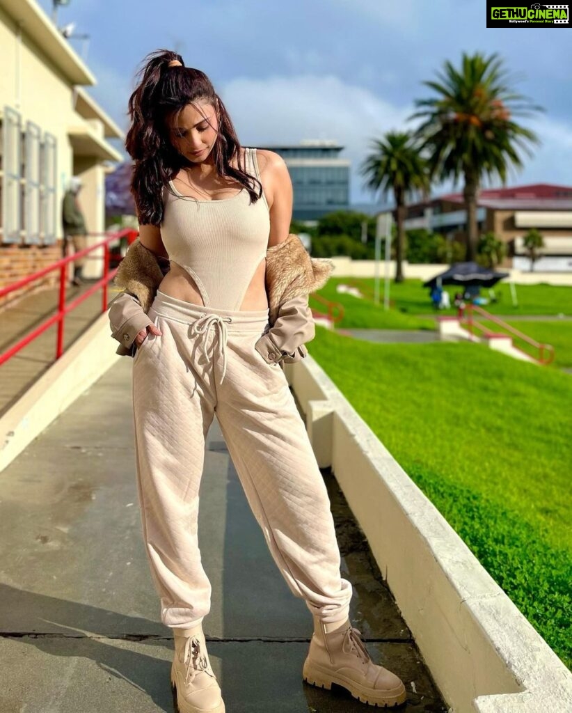 Daisy Shah Instagram - Mellow vibes n everything nice 🤎 #oott . . . #khatrokekhiladi13 #kkk13 #southafrica #candidphotography @colorstv . . Top: @beeglee.in Stylist: @stylebysaachivj Team: @sanzimehta777 @styledbynikinagda South Africa