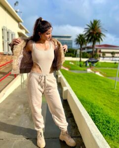 Daisy Shah Instagram - Mellow vibes n everything nice 🤎 #oott . . . #khatrokekhiladi13 #kkk13 #southafrica #candidphotography @colorstv . . Top: @beeglee.in Stylist: @stylebysaachivj Team: @sanzimehta777 @styledbynikinagda South Africa