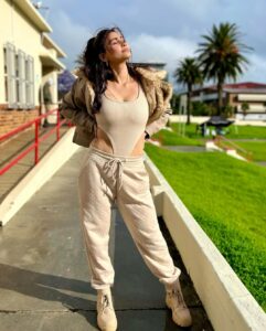 Daisy Shah Instagram - Mellow vibes n everything nice 🤎
#oott 
.
.
.
#khatrokekhiladi13 #kkk13 #southafrica #candidphotography 
@colorstv 
.
.

Top: @beeglee.in

Stylist: @stylebysaachivj
Team: @sanzimehta777 @styledbynikinagda